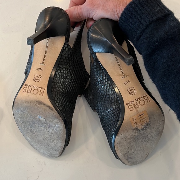 Kors Michael Kors pull on blackish python embossed. Heeled sandal size 5 1/2. - Picture 8 of 10